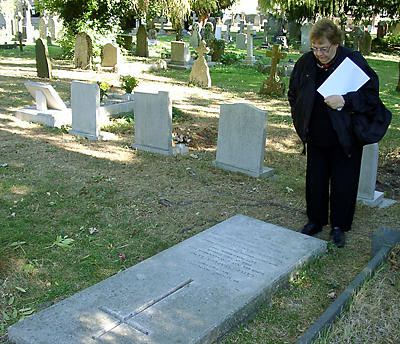 Elizabeth Jenkins reads the epitaph  of C. S. Lewis. Photo by Ferrell Jenkins. BiblicalStudies.info.
